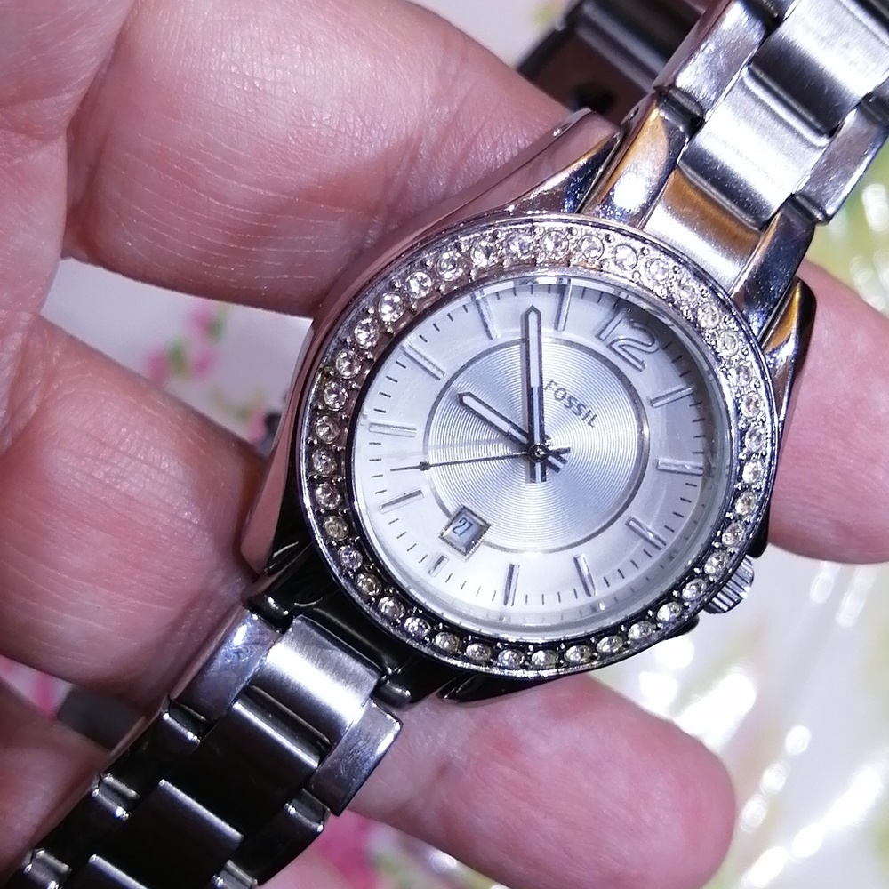 Fossil Silver Tone Unisex Watch with Sparkling Crystals. New Battery